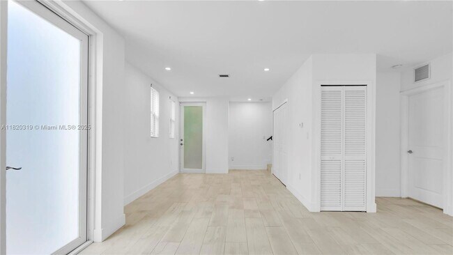 Building Photo - 3823 Thomas Ave