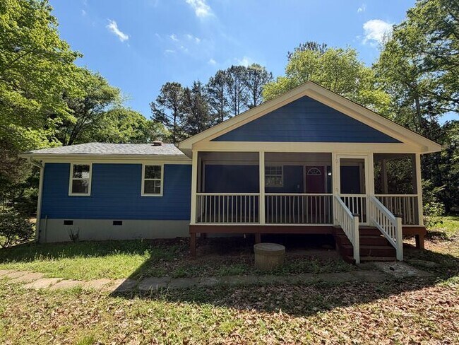Building Photo - 3 Bedroom 2 Bath