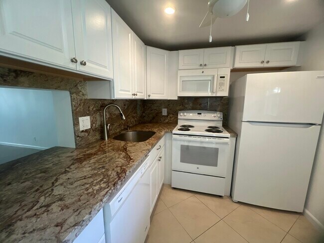 Building Photo - 2615 NE 3rd Ct