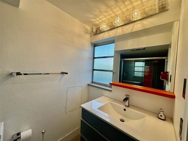 Building Photo - 900 NE 12th Ave