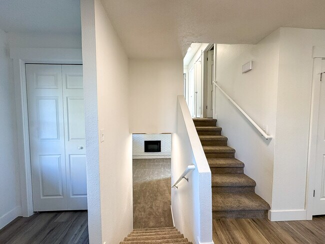 Building Photo - 1340 E Navajo Dr