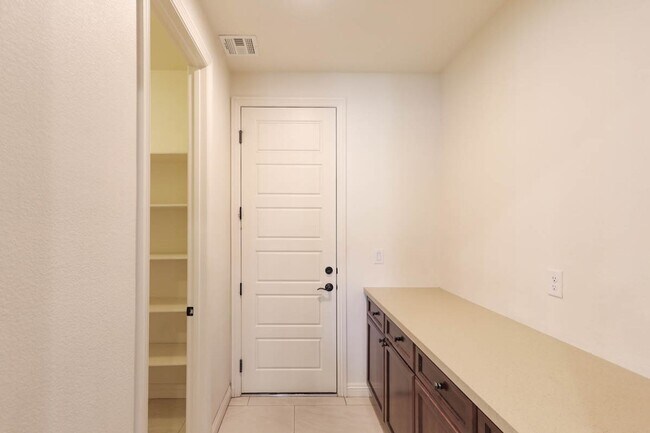 Building Photo - Stunning 5 Bed, 4 Full Baths And 2 Half Ba...