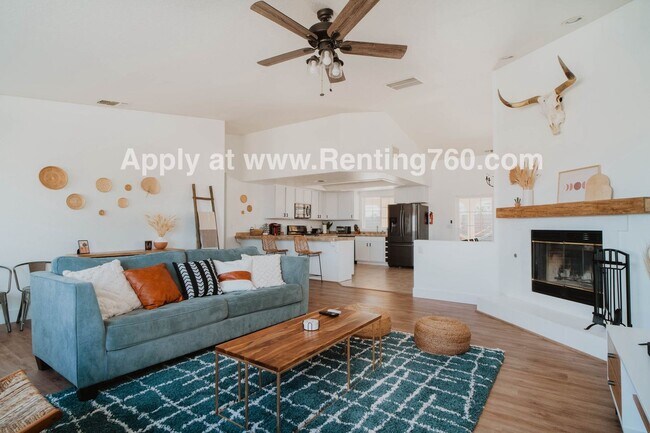 Building Photo - Huge 3 Bed 2 Bath Home With Spectacular City Views!