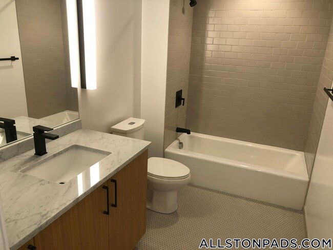 Building Photo - 83 Gardner St