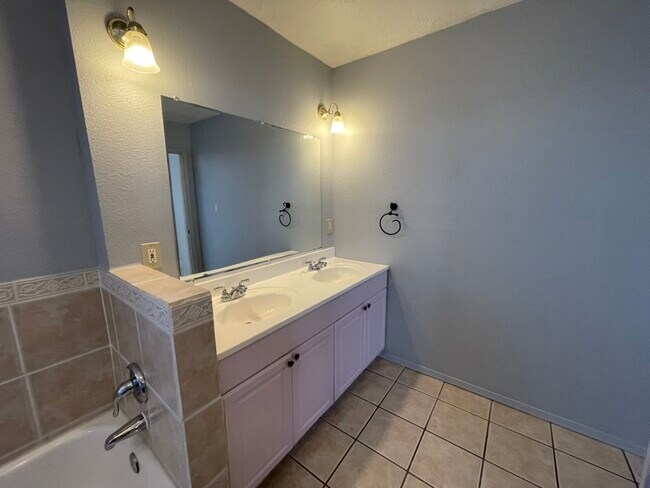 Building Photo - 6275 Roadrunner Loop NE