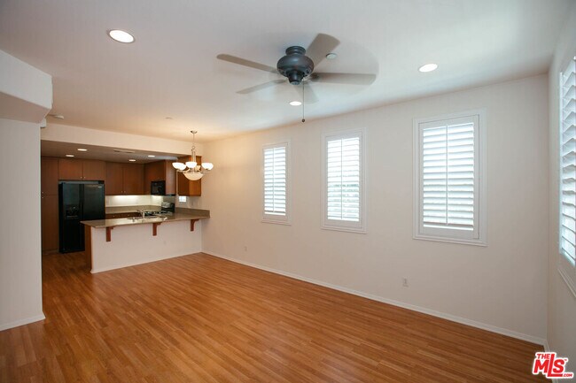 Building Photo - 720 S San Fernando Blvd