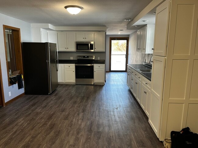 Building Photo - Main Street Lower Apartment