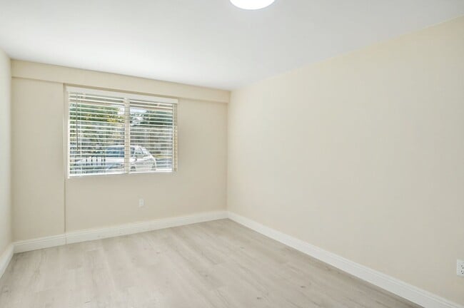 Building Photo - One bedroom One Bath Unit in a quiet Clare...
