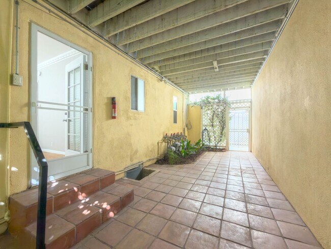 Building Photo - 10428 Riverside Dr