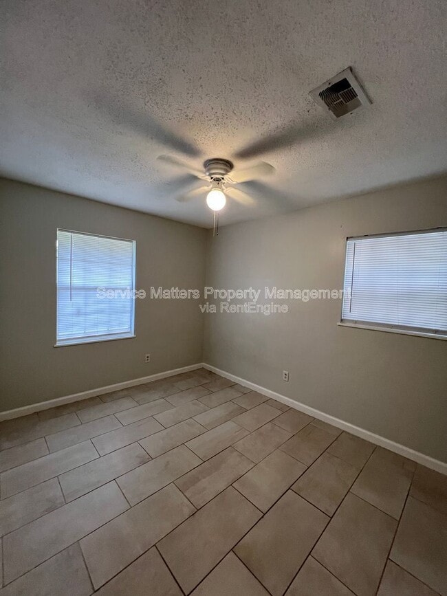 Building Photo - 1003 Space Cir