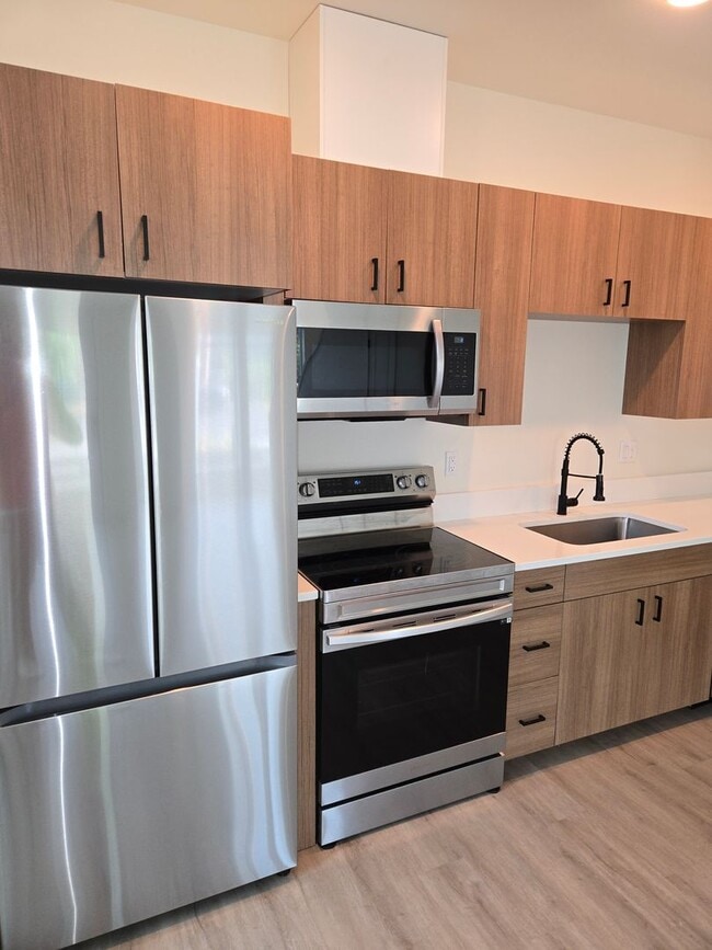 Building Photo - Sleek & Chic! 2 level 2 Bed/1.5 ba 814 Sf
