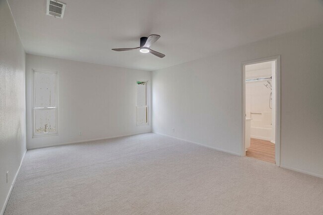 Building Photo - 606 Splitrock