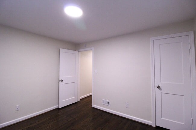 Building Photo - December FREE On This 2 Bedroom 1 Bath Duplex In The Waldo Area