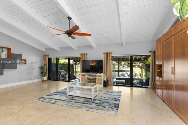 Building Photo - 2665 Parkview Dr S