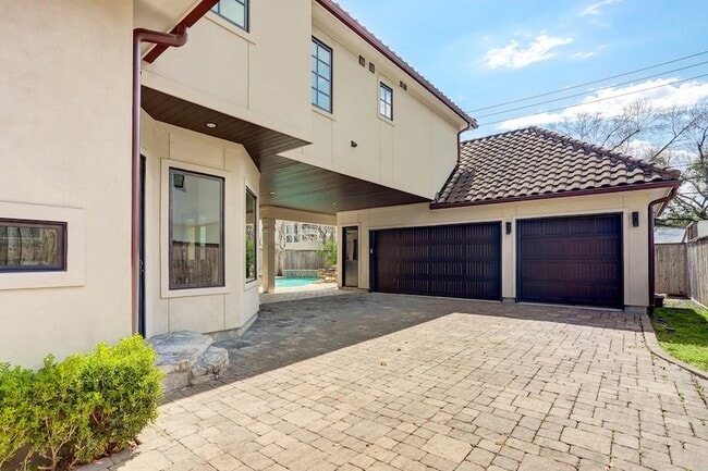 Building Photo - 3749 Olympia Dr