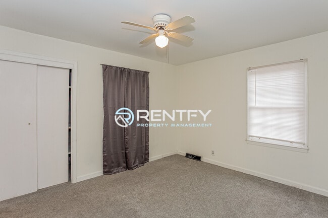 Building Photo - 3700 Driftwood Dr