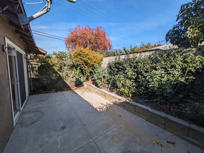 Building Photo - NEWLY REMODELED!!!!!One bedroom One Bath Unit