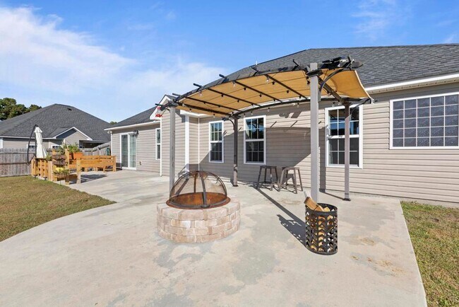 Building Photo - Neighborhood Pool! Minutes to Piney Green Gate!