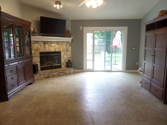 Building Photo - Beautiful 3 bedroom Home