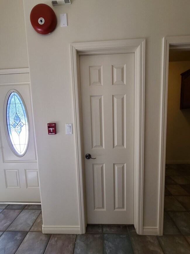 Building Photo - 4/2 bathroom located close to schools, sho...