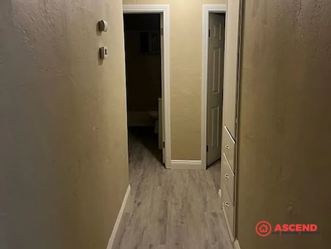 Building Photo - Adorable 4 Bedroom Bungalow!