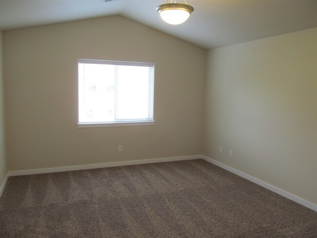 Building Photo - 3 Bed 2.5 Bath  Townhome Near Vancouver Ma...