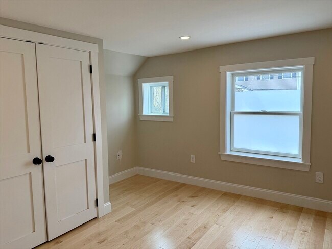 Building Photo - 15 River St