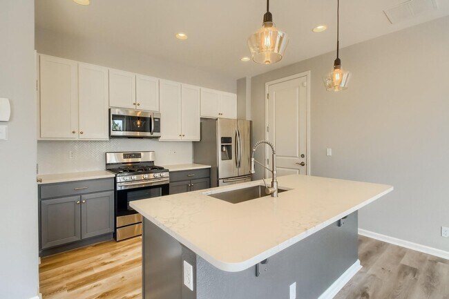 Building Photo - 3 Bed 2.5 Bath End Unit Home with FENCED Y...