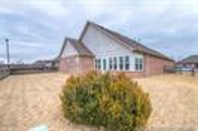 Building Photo - Well maintained home in a great location w...