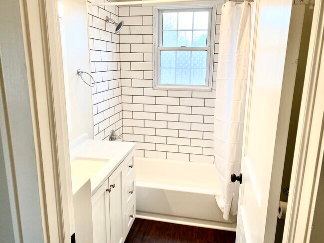 Main Bath - 318 N Wilmore St
