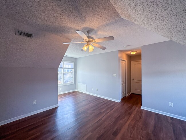 Building Photo - Beautiful 4 Bed 2.5 Bath Home with Fenced Backyard