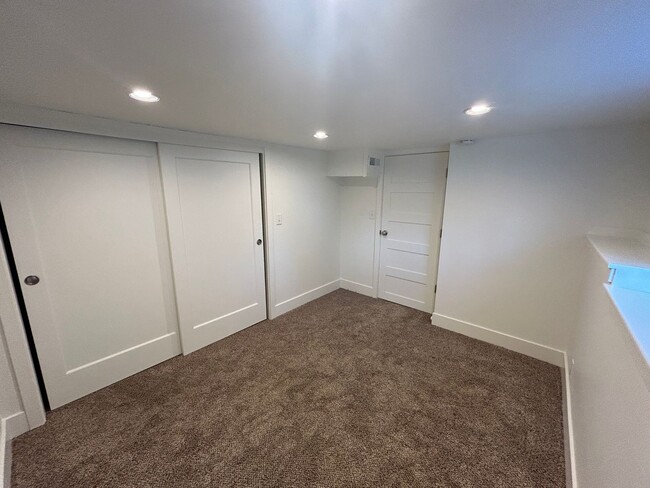 Building Photo - Cozy 2 BR, 1 BA Garden Apartment w/ shared...