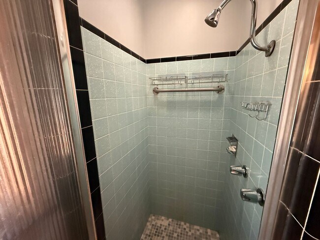 Building Photo - Pet friendly 3 bed 2 bath unit with all utilities included