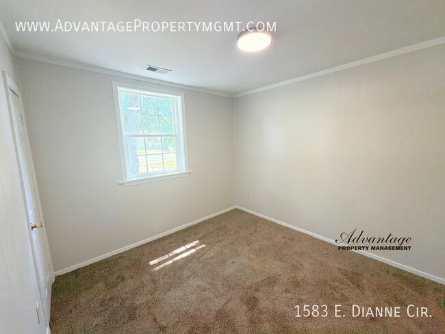 Building Photo - 1583 E Dianne Cir