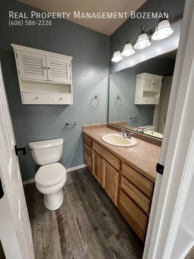 Building Photo - 452 Woodman Dr
