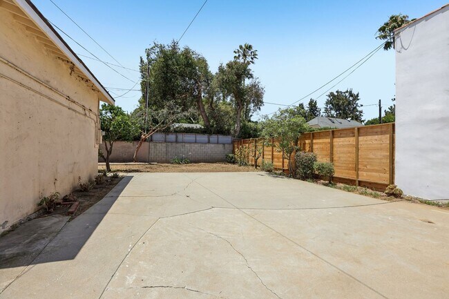 Building Photo - 3Bd/2ba Home w/parking in Santa Monica