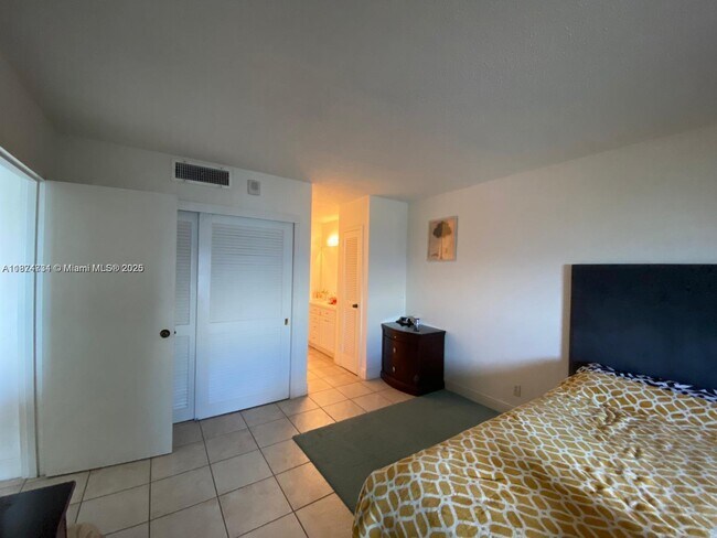 Building Photo - 2030 S Ocean Dr