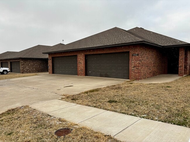 Building Photo - 3br 2ba duplex with 2 car garage!!