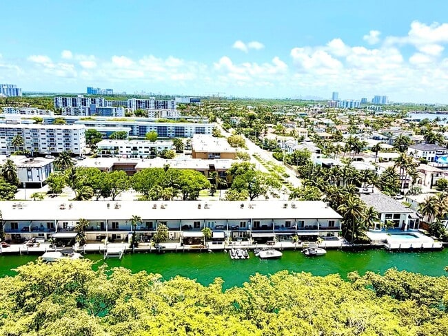 Building Photo - 2000 Island Blvd