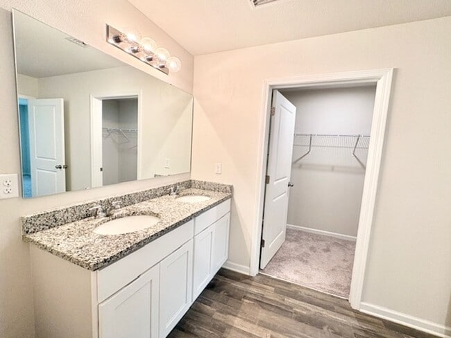 Building Photo - 462 Whispering Creek Ave