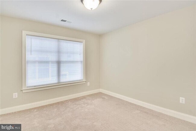 Building Photo - 2205 N Edison St