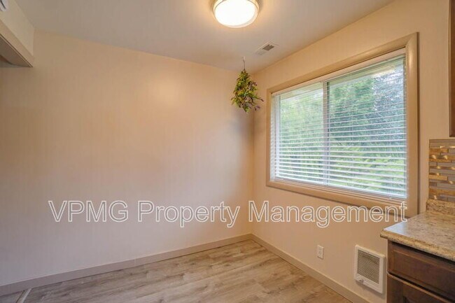 Building Photo - 5404 NE 45th St