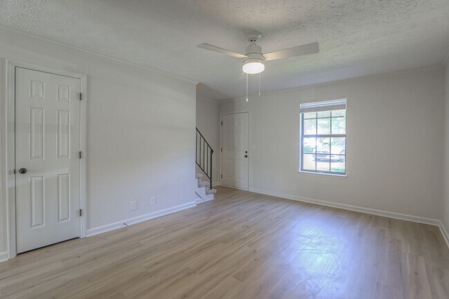 Building Photo - Renovated Home in Nashville near Nipper's Corner