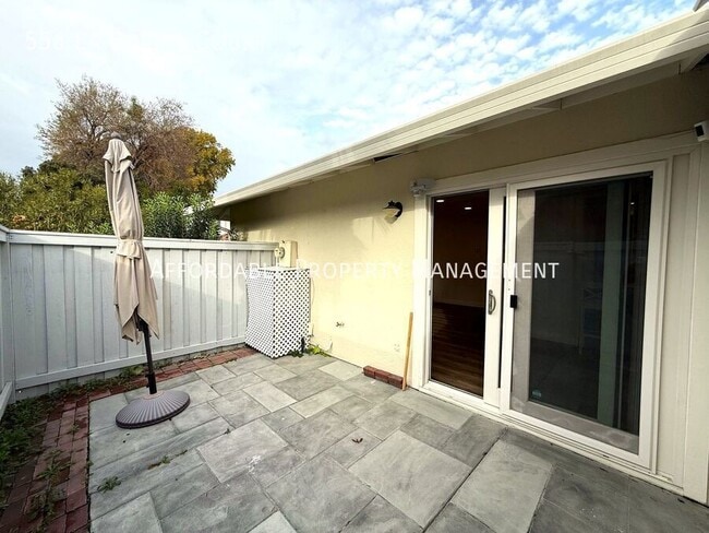 Building Photo - 556 La Copita Ct