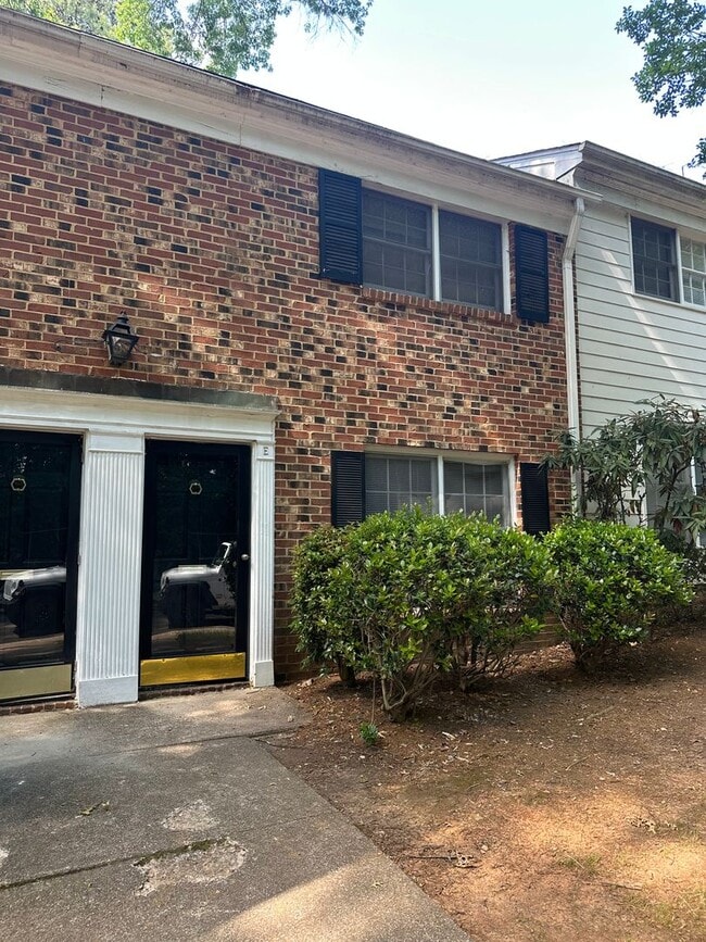Building Photo - 2800 Carriage Dr
