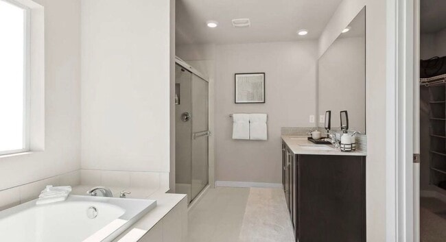 Building Photo - Modern 5 Bed Home