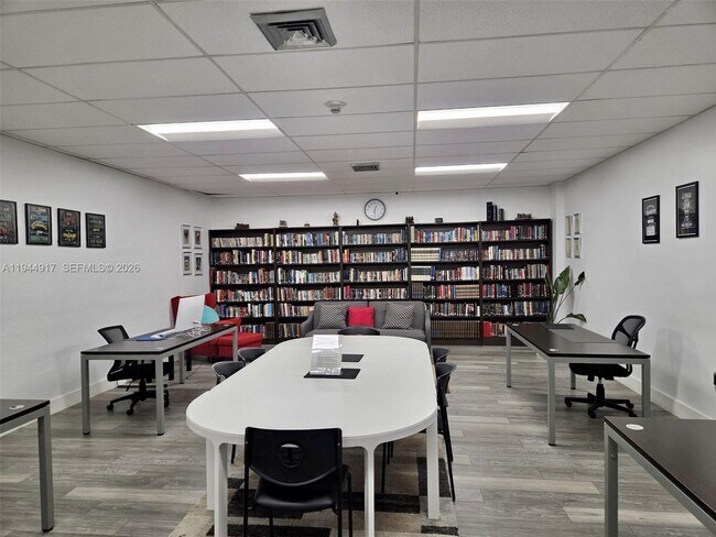 Building Photo - 16168 Laurel Dr