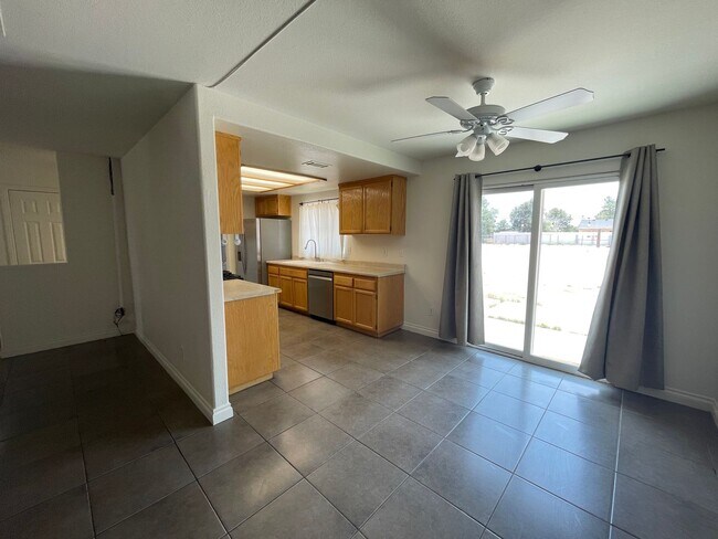 Building Photo - Charming Three Bedrooms, 2 Bathrooms Home ...