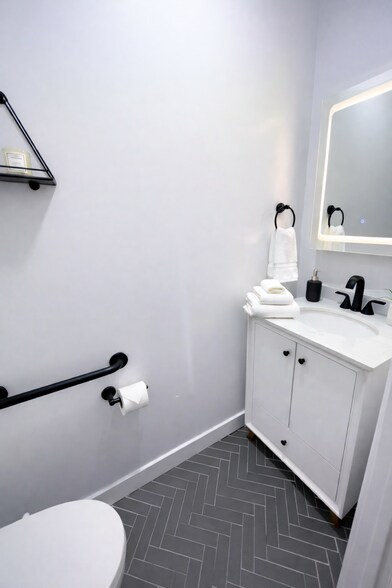 Building Photo - 1847 Stearns Dr