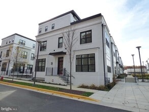 Building Photo - 11360 Emerald Park Rd